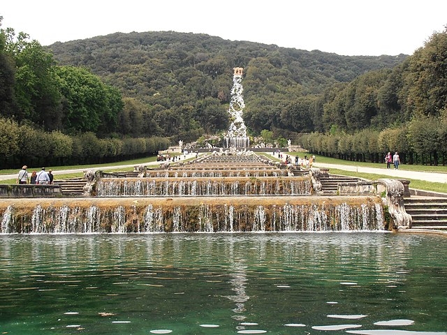 Há dois jardins: um italiano, que cerca a antiga residência com espécies típicas do país, e outro com diversas fontes para aproveitar a água dos montes (foto). Desde 1997 é declarado Patrimônio da Humanidade pela Unesco. Reprodução: Flipar