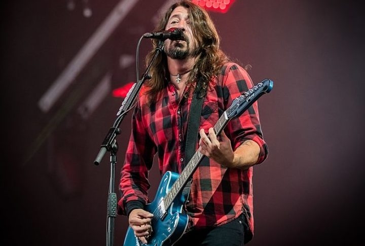 Lenda do rock, Dave Grohl completou 56 anos em 14 de janeiro de 2025. Com carreira grandiosa, em que foi baterista do Nirvana, além de fundador, vocalista e guitarrista do Foo Fighters, o artista é conhecido por sua versatilidade no palco e carisma. 
 Reprodução: Flipar