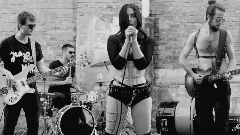 Cleo Pires - Embora não com a mesma dedicação do irmão, Fiuk, a atriz carioca, nascida em 2/10/1982, seguiu a veia musical do pai, Fábio Júnior. Ela lançou dois projetos musicais, ambos em 2018: “Jungle Kid” e “Melhor que Eu”. Reprodução: Flipar