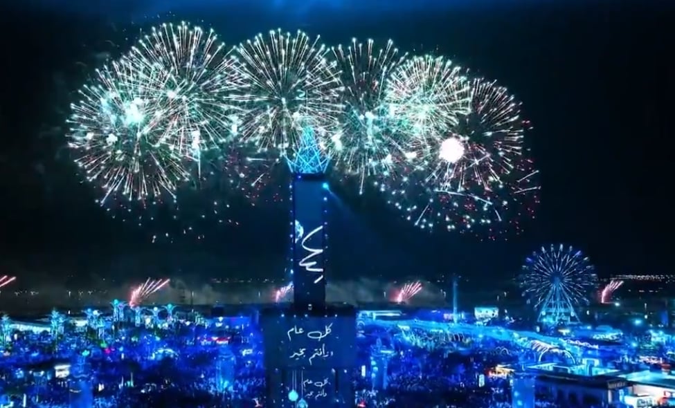 Outra novidade em 2024 foi o réveillon. Além dos fogos e dos shows na Praia Central, houve um  espetáculo de drones importados de Abu Dhabi, nos Emirados Árabes. Reprodução: Flipar