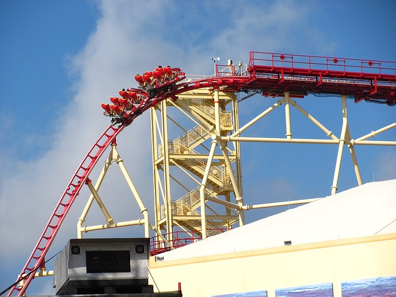 Com pico de 51 metros de altura e velocidade máxima de 105 km/h, a montanha-russa Hollywood Rip Ride Rockit foi inaugurada em agosto de 2009 e é uma das atrações mais badaladas do parque Universal Studios Florida. Um dos diferenciais é o fato de carrinhos dotados de caixas de som em cada assento, o que permite aos visitantes escolher sua música predileta para embalar a aventura.
 Reprodução: Flipar