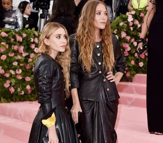 Ashley e Mary-Kate Olsen - Nascidas em 13/6/1986 em Los Angeles, as atrizes, empresárias e estilistas americanas, que são gêmeas, medem 1,55 metro e 1,57 metro, respectivamente. 