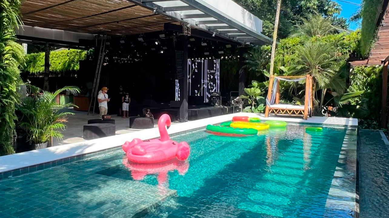 A piscina do local ganhou vida com props coloridos na água. Foto: Reprodução/Instagram 07.05.2023