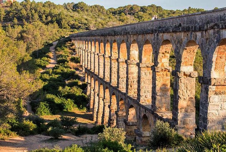 Ponte do Diabo (Espanha) - O Aqueduto de Les Ferreres foi construído no Império Romano para levar água à antiga Tarraco, hoje cidade de Tarragona. Acredita-se que foi erguido no tempo do Imperador Augusto (27 a.C a 14 d.C). Reprodução: Flipar