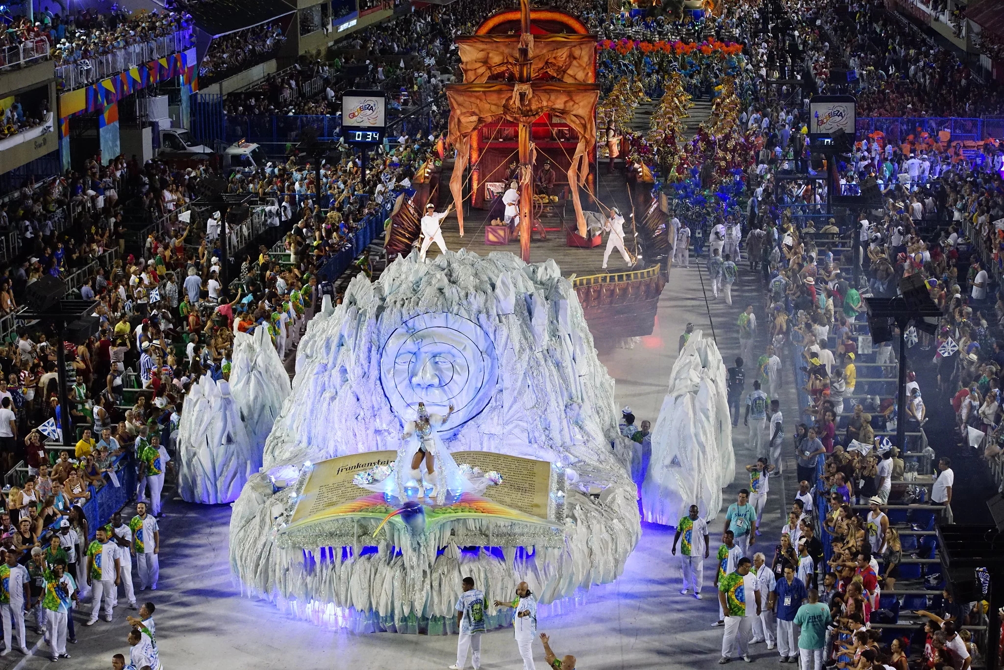 Beija-Flor - A escola de Nilópolis, na Baixada Fluminense, é a segunda a desfilar na segunda-feira, enchendo o sambódromo de azul e branco.  Reprodução: Flipar