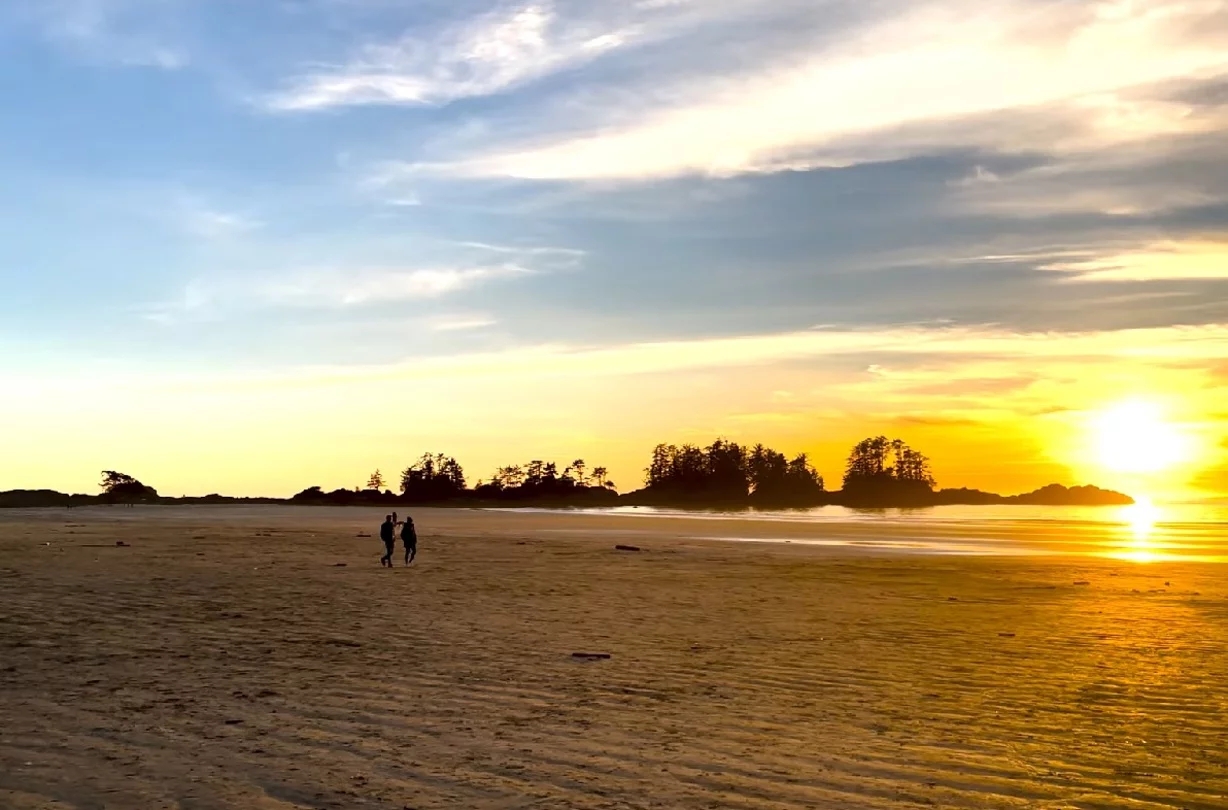 6) Chesterman Beach (Ilha de Vancouver, Canadá): Pra quem procura uma praia que combina beleza natural com uma atmosfera descontraída, a Praia Chesterman é o lugar ideal. As ondas suaves e as águas rasas criam um ambiente seguro para as crianças brincarem e construírem castelos de areia. Reprodução: Flipar