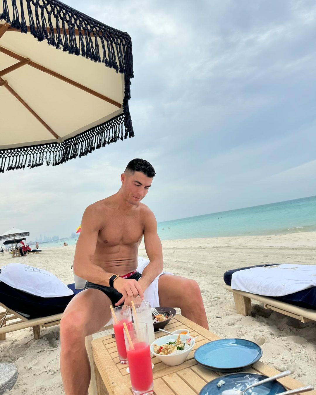 Cristiano Ronaldo em passeio na praia com esposa, Georgina Rodríguez Reprodução/Instagram - 11.04.2024