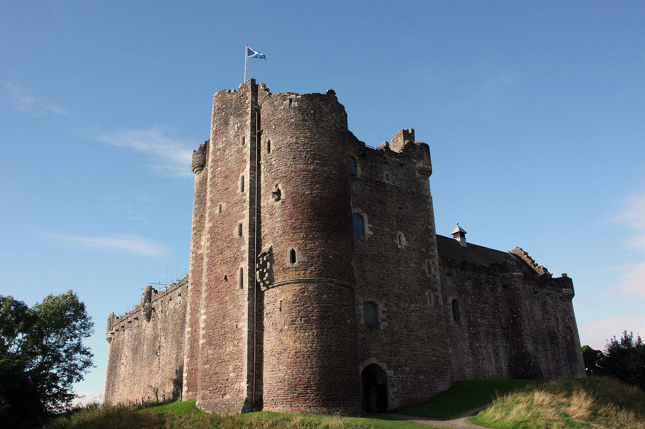 Doune Castle (Escócia): aqui foram filmadas cenas da festa para receber o rei Robert em Winterfell, no primeiro episódio da série. Foto: Wikimedia Commons