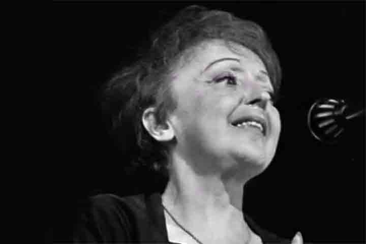 Entre suas mais célebres gravações estão “Milord”, “Padam... Padam...”, “Les Amants d’un jour” e “Non, je ne regrette rien”, esta última uma verdadeira declaração de filosofia de vida, lançada quando ela já enfrentava sérios problemas de saúde.
 Reprodução: Flipar