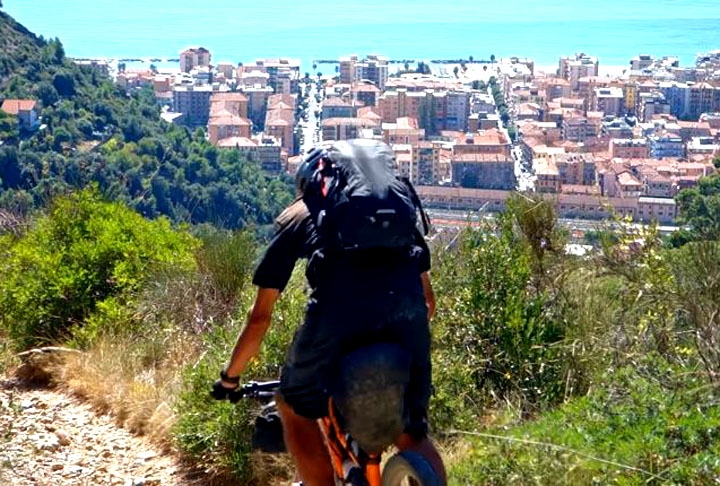 Ciclovia Alta Via dei Monti Liguri (Itália) - Fica na região da Ligúria, no norte do país, e abrange trechos de montanhas e florestas, incluindo a cidade portuária de Gênova.  Reprodução: Flipar