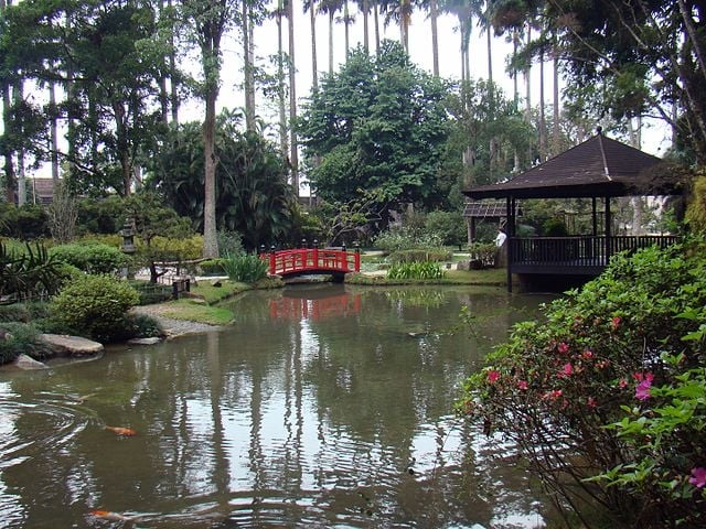 O jardim foi fundado por D. João, então príncipe regente de Portugal, em 1808. Ainda há atrações como as estufas de orquídeas, bromélias, samambaias e plantas insetívoras, além de coleções temáticas como o Jardim Japonês (foto), planejado após a doação de 65 itens típicos do país asiático.  Reprodução: Flipar