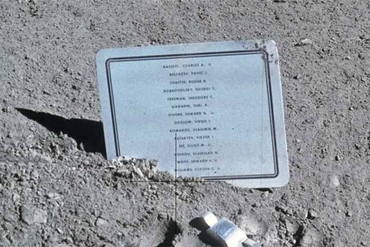 Placa comemorativa em honra de Komarov e outros mortos na exploração espacial, deixada na Lua pelos astronautas da Apollo 15. Reprodução: Flipar