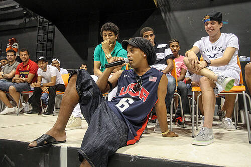 Ronaldinho Gaúcho em evento com jovens. Foto: Site oficial