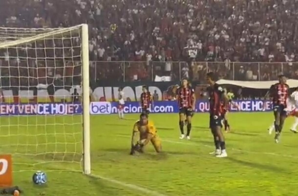 O líder Vitória empatou com o Vila Nova-GO por 1 a 1, no Barradão, e adiou o acesso. O clube está muito perto não apenas de voltar para a elite nacional como de conquistar a taça da segundona. - Foto: Reprodução