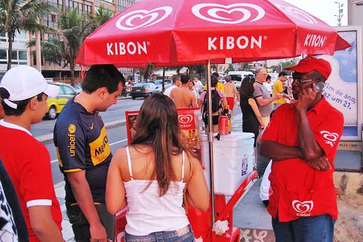 Popular entre os anos 80 e 90, a promoção da Kibon tem forte apelo para a memória afetiva. Ela volta às ruas com tempo limitado e apenas em cidades do litoral paulista. 
 Reprodução: Flipar