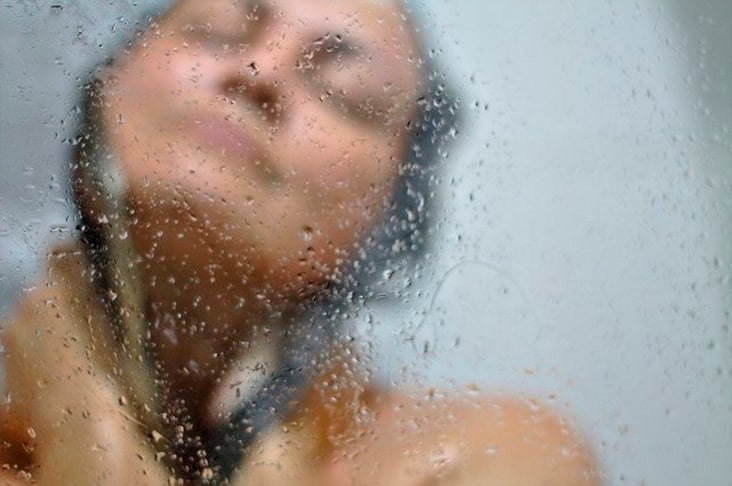 Com os cabelos ainda úmidos, passe o creme para pentear, indicado para o tipo de cabelo.  Espalhe o creme nas mãos antes de levar à cabeça, para que ele não fique mais concentrado num único ponto.  Reprodução: Flipar