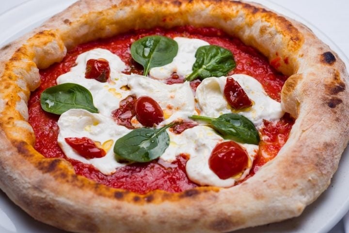 Logo o tomate se tornou um ingrediente fundamental na culinária italiana, presente em diversos pratos, como molhos, pizzas, massas e saladas.  Reprodução: Flipar