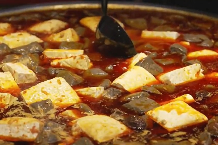Já o tofu-fedorento, preparado com tofu fermentado, exala um odor frequentemente comparado ao de lixo em decomposição.  Reprodução: Flipar