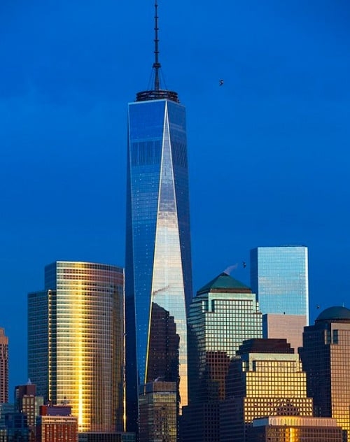 O One WTC não é apenas uma estrutura física, mas um marco cultural que reflete a evolução da cidade. Mesmo em um contexto de incertezas, como a pandemia de COVID-19, a importância e a relevância de arranha-céus como o One WTC permanecem inquestionáveis. Reprodução: Flipar