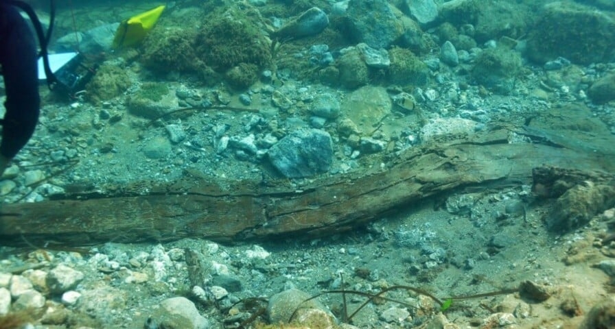 Arqueólogos italianos encontraram restos de uma embarcação que naufragou há 2.500 anos em Santa Maria del Focallo, na Sicília, ilha mediterrânea da Itália. Na escavação subaquática, os exploradores também descobriram seis âncoras antigas.
 Reprodução: Flipar