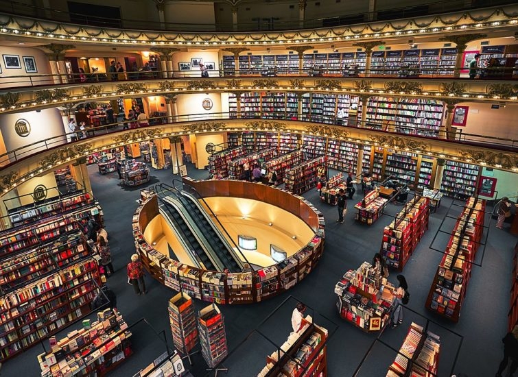 O edifício foi inaugurado em 1919 como o Teatro Grand Splendid e, ao longo dos anos, apresentou espetáculos de grandes artistas, incluindo Carlos Gardel e Jorge Luis Borges. Em 2000, foi transformado em uma livraria e, desde então, se tornou um dos principais pontos turísticos da cidade. Reprodução: Flipar