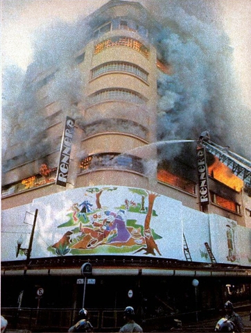 Em 27/4/1976, 41 pessoas morreram e 60 ficaram feridas no incêndio do edifício onde funcionavam as Lojas Renner, em Porto Alegre (RS). Depois, o prédio foi implodido.  Reprodução: Flipar