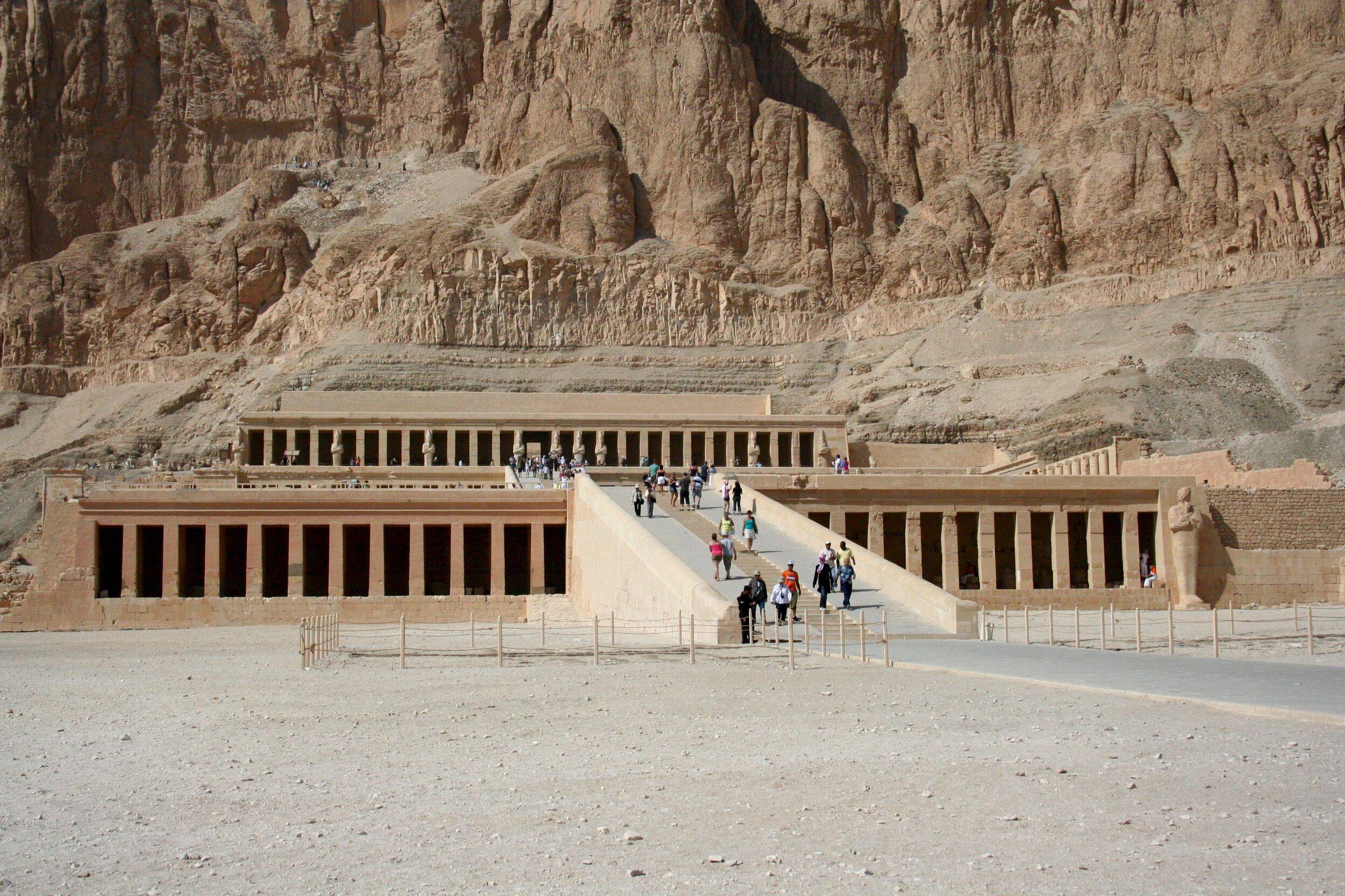 Deir El Bahr, onde está o templo Djeser-Djeseru dedicado a Hatshepsut. Foto: Reprodução/Greelane
