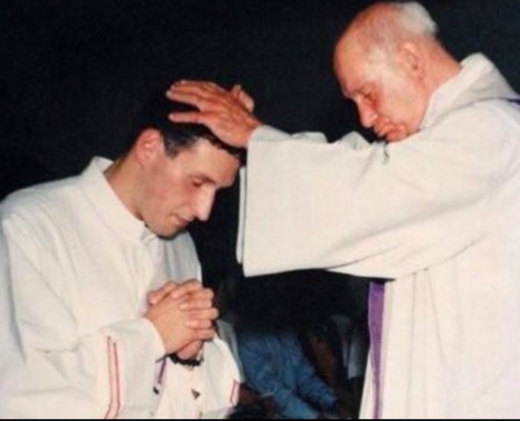 Foi ordenado sacerdote em 1994, na Diocese de Santo Amaro, em São Paulo. Nos primeiros anos de ministério, atuou em paróquias locais e passou a reunir grandes públicos em celebrações religiosas, especialmente em missas realizadas em espaços amplos.
 Reprodução: Flipar
