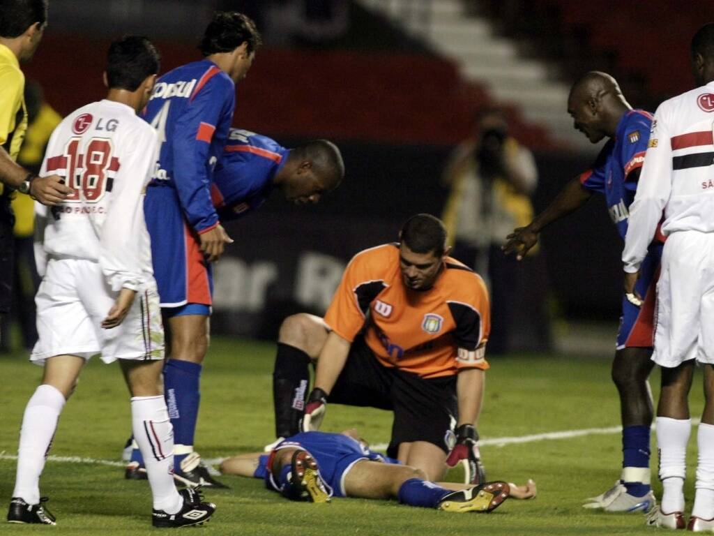 Serginho recebeu atendimento no gramado, mas jogadores do São Caetano e do São Paulo se desesperaram. Foto: Gazeta Press
