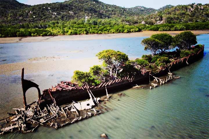 A costa leste da Austrália é rota frequente de ciclones, um fenômeno que acelera a desintegração dos cascos do navio. 
 Reprodução: Flipar