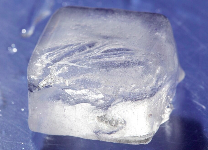 Bloco de gelo: Você pode criar um “ar-condicionado” simples usando um ventilador e um bloco de gelo. Primeiro, ponha um recipiente grande no freezer, como uma panela ou balde, ou até mesmo uma garrafa pet.
