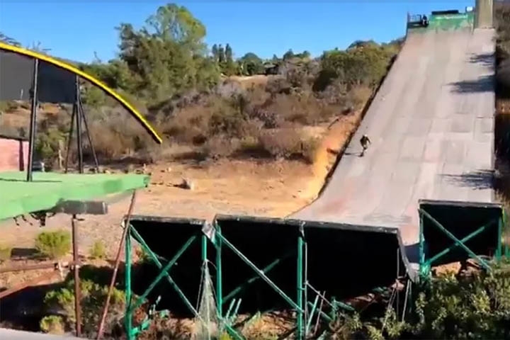 Ainda na década de 70, surgiram os primeiros skate parks. Nesses espaços, a ocorrência de muitos acidentes e a associação da prática a posturas rebeldes produziu uma visão negativa e preconceituosa.
 Reprodução: Flipar