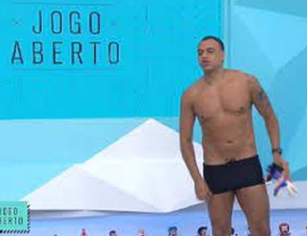 O comentarista Denílson apareceu de sunga no Jogo Aberto após o programa ter alcançado dois milhões de inscritos no Youtube. Reprodução: Flipar