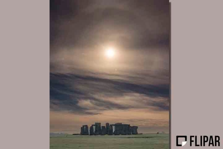 Stonehenge é amplamente conhecida por sua conexão com os movimentos do Sol, em particular no solstício de verão, quando milhares de pessoas se aglomeram no monumento nas primeiras horas do dia para testemunhar o nascer do Sol. Reprodução: Flipar