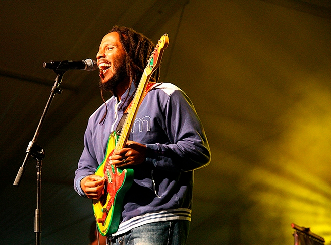 Bob Marley teve 11 filhos biológicos e adotou duas enteadas.  Após a morte de Bob, Ziggy Marley (foto) foi apontado como sucessor natural do pai, embora outros irmãos também seguissem carreira artística.  Bob o ensinou cedo a tocar guitarra e bateria.  Reprodução: Flipar