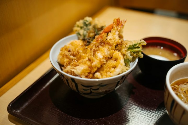 Tempura: Frutos do mar, vegetais ou carnes são revestidos com uma massa leve e crocante e fritos até ficarem dourados. O tempura é frequentemente servido com molho de tempura ou sal de limão. Reprodução: Flipar