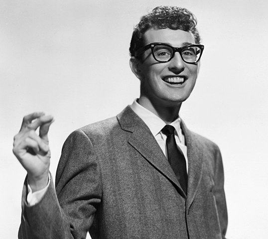 Buddy Holly - O guitarrista e cantor americano, considerado um dos pioneiros do rock, morreu aos 22 anos na queda de um avião no estado de Iowa.  Reprodução: Flipar