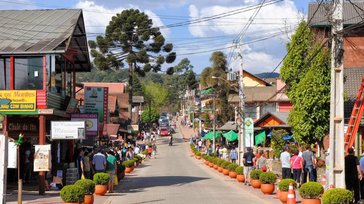 Monte Verde: Localizado a 165 km da capital paulistana, na Serra da Mantiqueira, Monte Verde se destaca como um distrito de Camanducaia, Minas Gerais. O lugar é famoso pelo seu festival de inverno, celebrado ao longo de todo o mês de julho. Além disso, oferece uma variedade de restaurantes que servem fondue, lojas de chocolate artesanal e diversas opções de hospedagem, ideais tanto para famílias quanto para casais em busca de momentos românticos. Não deixe de considerar um voo panorâmico para explorar a deslumbrante paisagem da região montanhosa! Reprodução