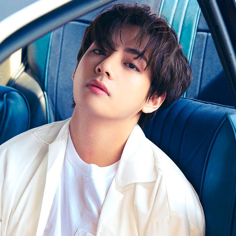 Kim Tae-hyung, conhecido como V, também é vocalista no BTS. Seu estilo único e voz distinta o tornaram um favorito entre os fãs. Além da música, V também é conhecido por seu interesse em arte e moda. Reprodução: Flipar