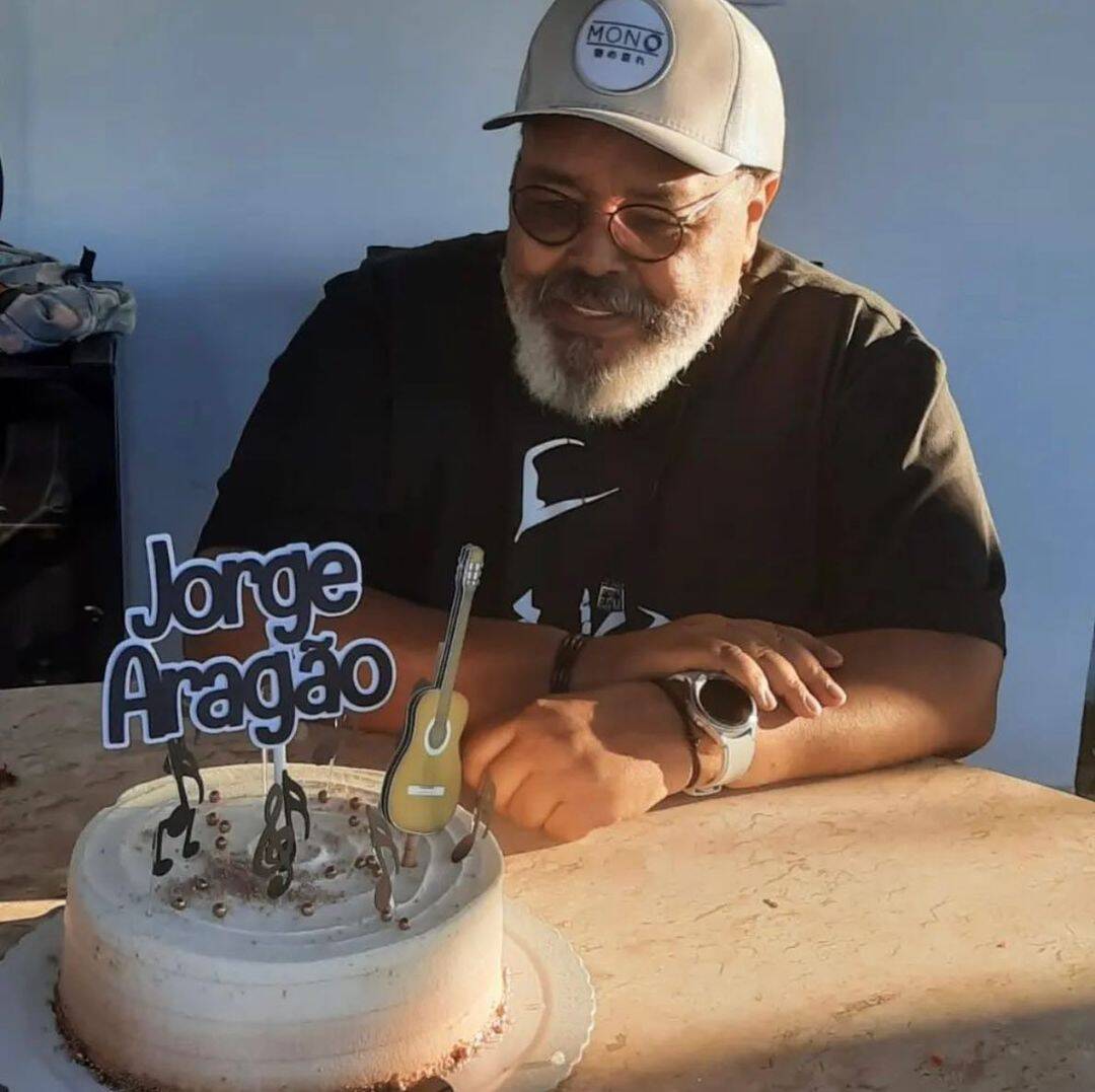 Jorge Aragão ganha bolo em comemoração aos seus 73 anos de idade. Foto: Reprodução/Instagram