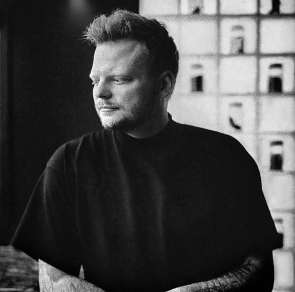 1º) Rasmus Munk, do restaurante Alchemist (Copenhague, Dinamarca): Munk transforma a experiência gastronômica ao implementar um espetáculo sensorial, em uma abordagem que ele chama de “cozinha holística”. Reprodução: Flipar