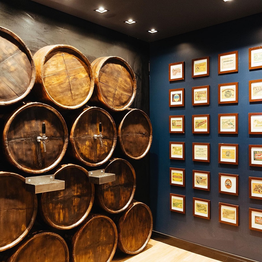 Barris de cerveja e rótulos antigos de garrafa no Museu da Cerveja, em Blumenau (SC). Foto: Reprodução/Instagram 26.05.2023