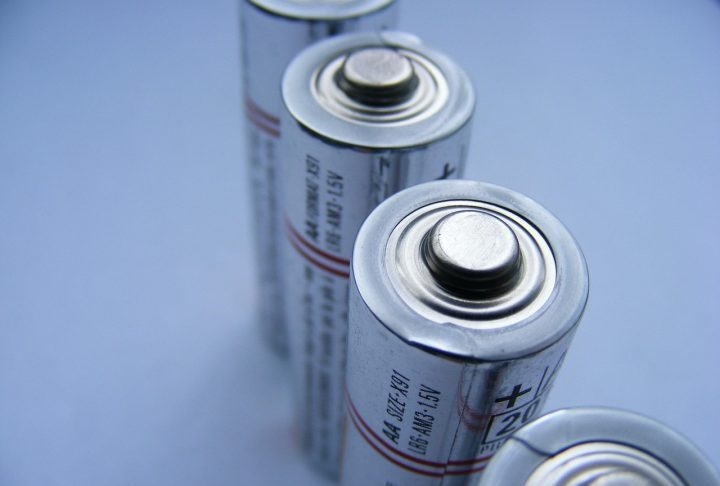 Apesar das limitações atuais em relação à potência, os cientistas acreditam que versões futuras da bateria poderão ter maior capacidade energética, ampliando ainda mais seu uso.  Reprodução: Flipar