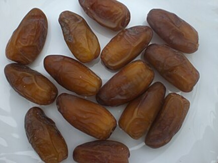 2. Deglet Nour: Nativa da Argélia, é uma das variedades de tâmaras mais consumidas em toda a região do Norte de África. São pequenos no tamanho, de cor âmbar e caracterizados pela carne quase translúcida e um sabor doce, de nozes e caramelo. Reprodução: Flipar