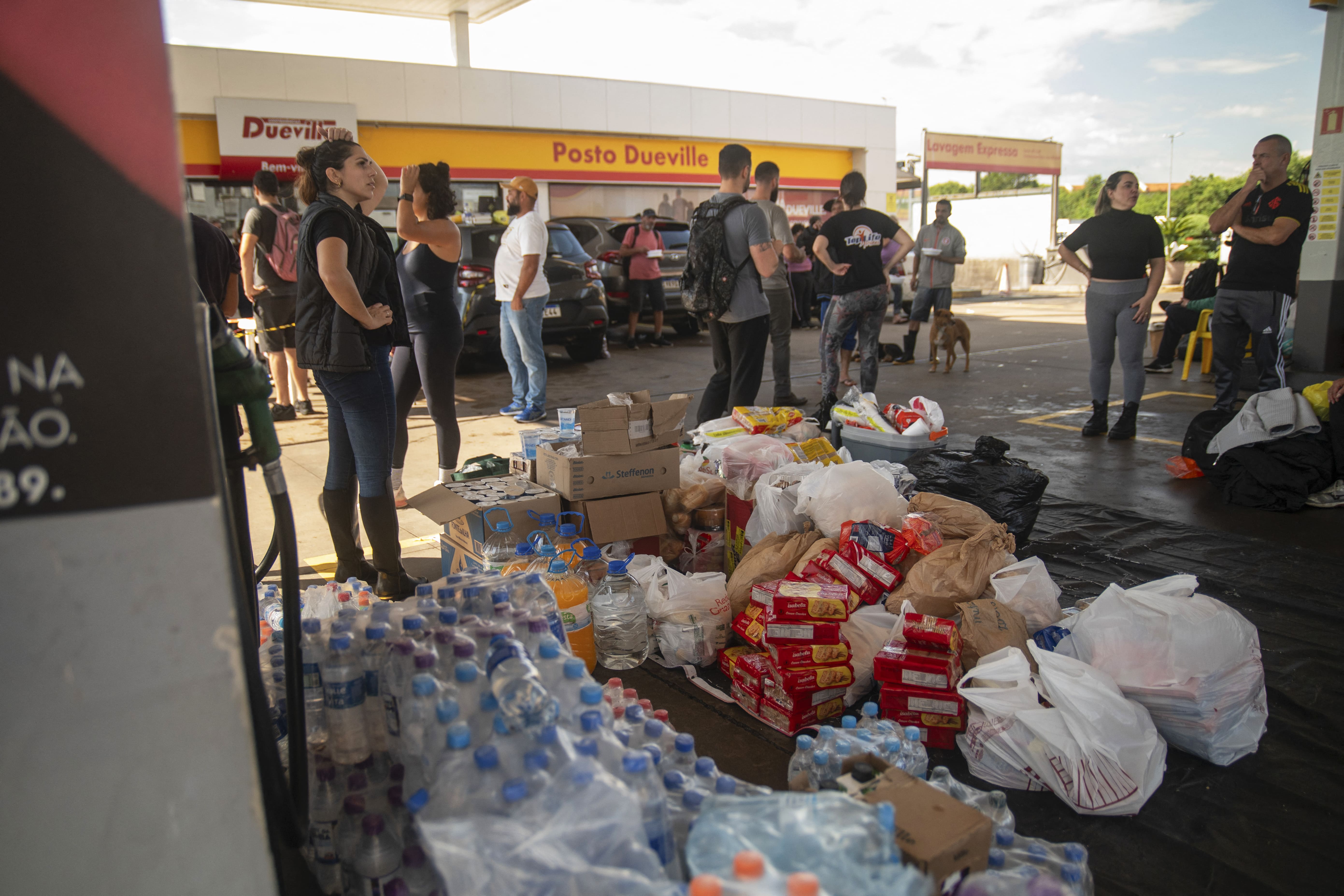 Doação de alimentos em Porto Alegre. Foto: CARLOS FABAL/AFP