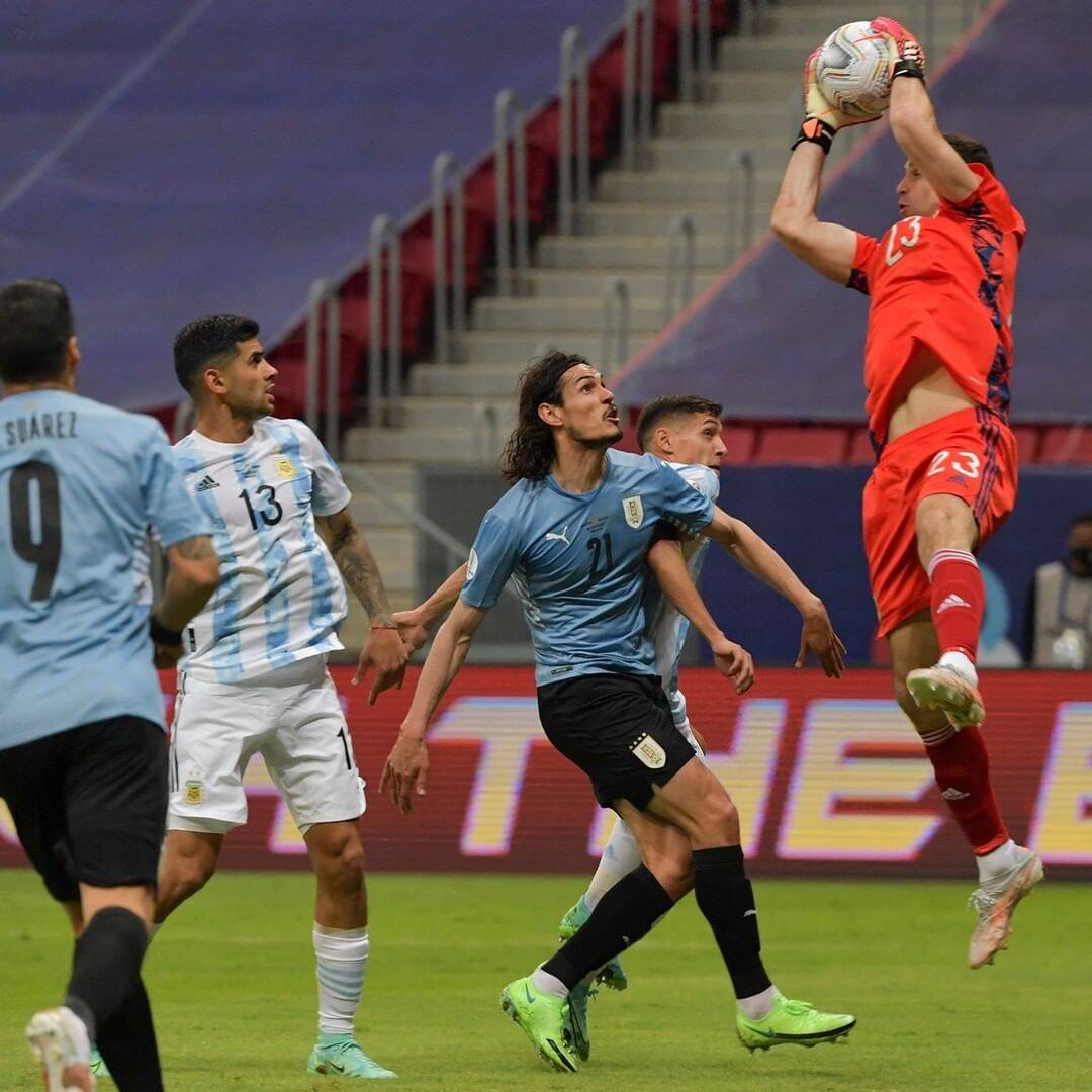 Argentina bate Uruguai e conquista primeira vitória na Copa América