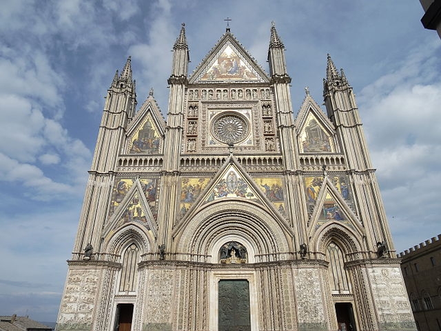 Catedral de Orvieto - Sua construção começou em 1290 e durou três séculos, com um estilo que evolui do românico para o gótico. Sua fachada é decorada por mosaicos de ouro. Reprodução: Flipar