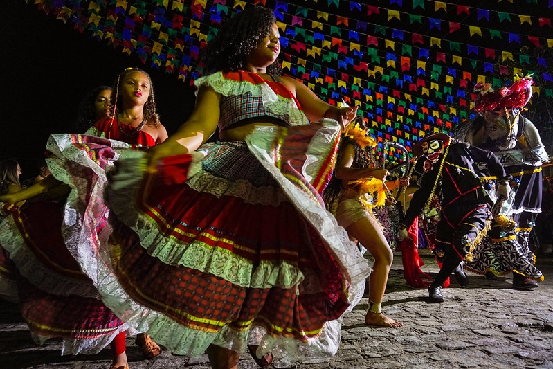 O São João de Caruaru tem um Festival de Quadrilhas que atrai pela beleza dos figurinos, sempre caprichados e criativos, e a graciosidade da dança tradicional, com seus personagens típicos.  Reprodução: Flipar