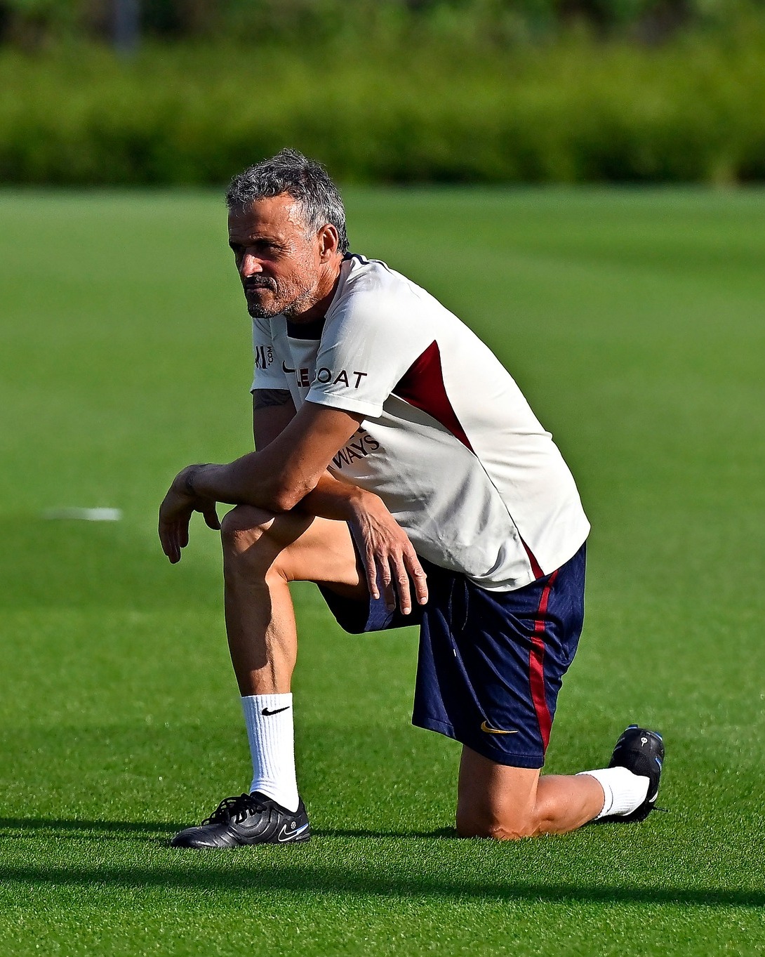 O visual adotado pelo treinador acompanha o clima da partida e a identidade do clube. Foto: Reprodução/Instagram