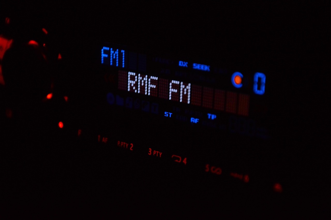 Durante as décadas de 1970 e 1980, o rádio se consolidou como um meio poderoso de promoção musical, especialmente com o surgimento do rock, do hip-hop e de outros estilos que atraíram públicos diversos. Reprodução: Flipar